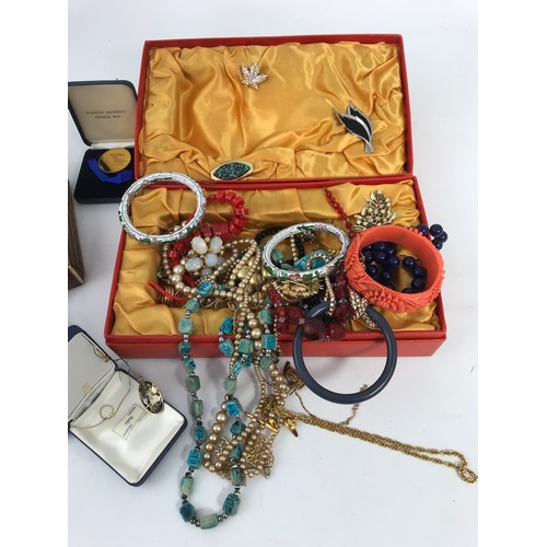 413 - QUANTITY OF VINTAGE COSTUME JEWELLERY