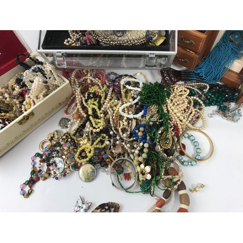 414 - LARGE QUANTITY OF COSTUME JEWELLERY ETC