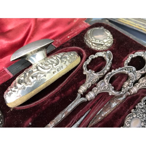 305 - SILVER HANDLED CASED DESSERT KNIVES AND FORKS AND CRUET SET ON PLATED STAND AND A SILVER HANDLED CAS... 