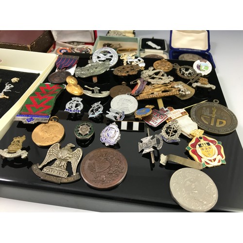 98 - BOX CONTAINING LARGE QUANTITY MISC. MILITARY AND OTHER BADGES