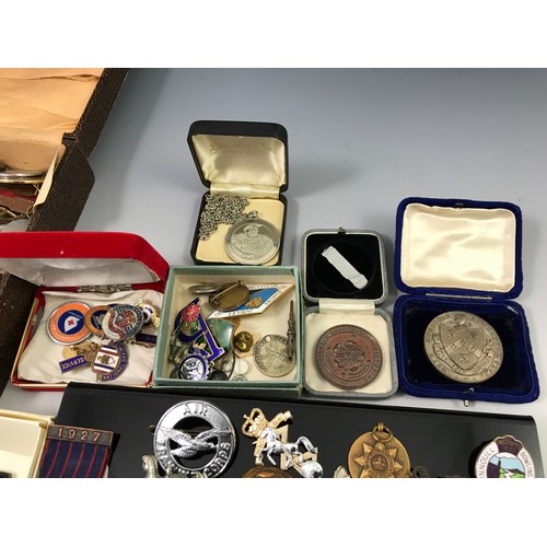 98 - BOX CONTAINING LARGE QUANTITY MISC. MILITARY AND OTHER BADGES