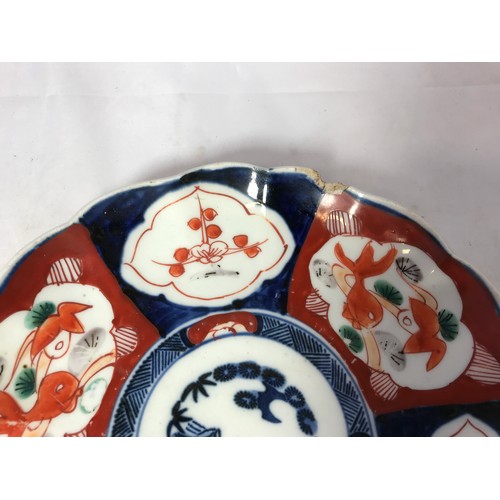 178 - PAIR OF SCALLOPED ORIENTAL PLATES TOGETHER WITH A BALUSTER VASE