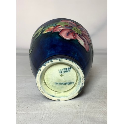 226 - MOORCROFT CLEMATIS BLUE GROUND VASE approx. 9.5cm