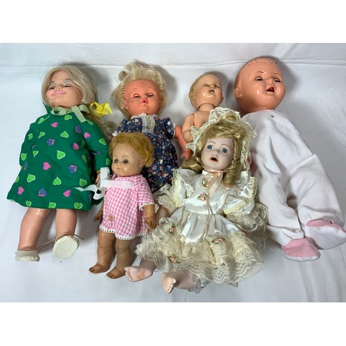 72 - COLLECTION OF 6 VINTAGE PALSTIC DOLLS.