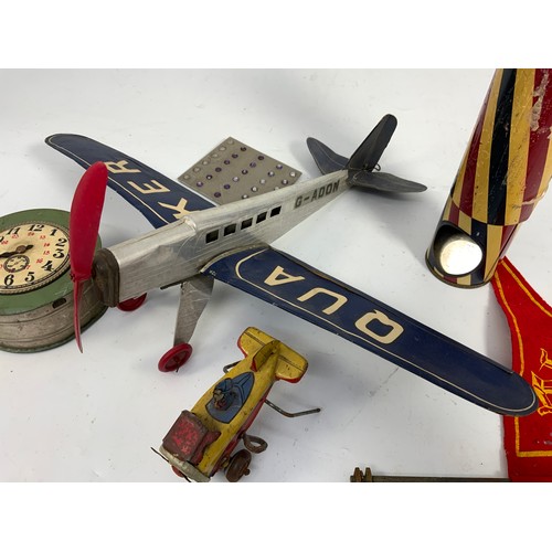 149 - TIN PLATE COMPRISING QUAKER TIN PLATE AEROPLANE G-ADON, MADE IN ENGLAND WITH WIND UP PROPELLER AND P... 