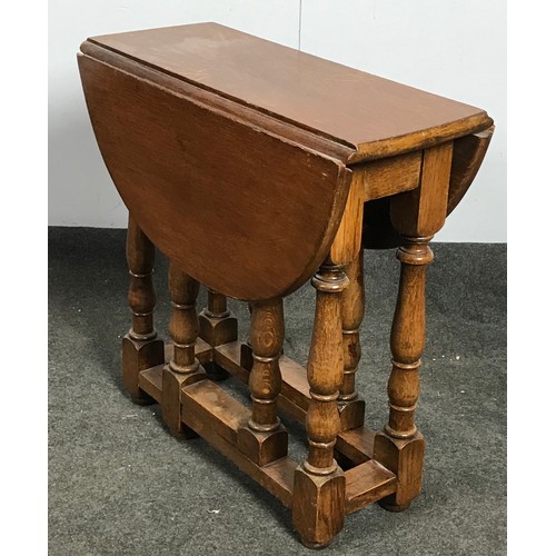 195 - SMALL OAK GATE LEG TABLE, APPROX 62 cm