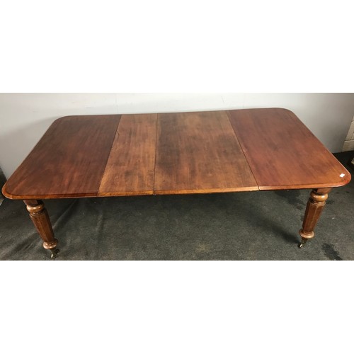 79 - MAHOGANY EXTENDING DINING TABLE WITH TWO EXTRA LEAFS ON TAPERED LEGS 210cm LONG, The leaves are 61 a... 