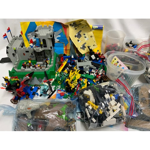 64 - LEGO, A VARIED SELECTION OF MIXED LEGO, BUILDING, PE0PLE, CASTLE, ETC.