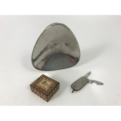 378 - SMALL TRIANGULAR KESWICK SCHOOL OF INDUSTRIAL ARTS PIN DISH, TUNBRIDGE WARE STAMP BOX TOGETHER WITH ... 