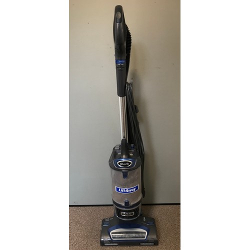 572 - SHARK LIFT-AWAY VACUUM CLEANER