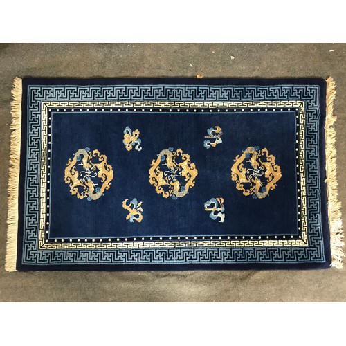 424 - GOOD QUALITY BLUE GROUND RUG, APPROX 153x94 CM