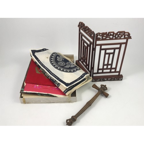 585 - MISC. ORIENTAL ITEMS INC. AN ORIENTAL HARD WOOD STAND, A CARVING, AND VARIOUS ART SUPPLIES, PLUS STR... 