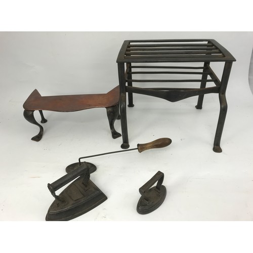 503 - METAL FOOTMAN, COPPER DITTO, COLD IRONS AND 1 OTHER