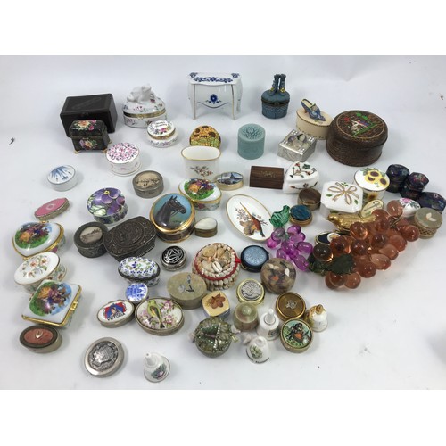 517 - COLLECTION OF PILL BOXES AND TRINKETS