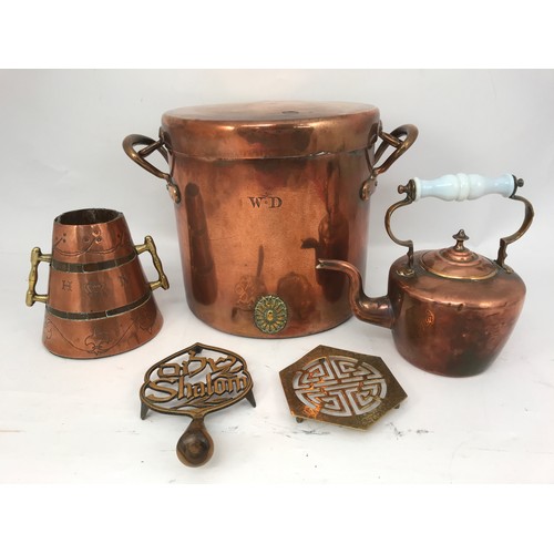 502 - HEAVY COPPER COOKING POT WITH TIN LINING AND BRASS SUN CREST, KETTLE & TRIVET