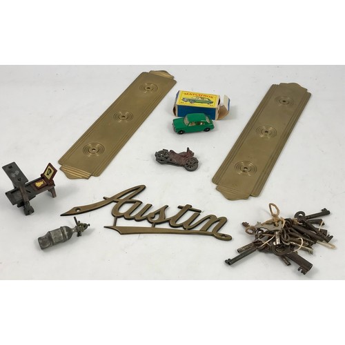 496 - MISC. ITEMS INC. BRASS AUSTIN CAR INSIGNIA, WHISTLE, KEYS, MINIATURE MOTORBIKE, MATCHBOX 64 MG 1100 ... 