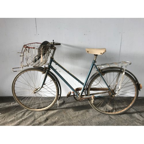 5 - VINTAGE LADIES BICYCLE.