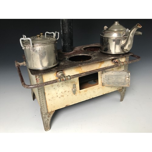 46 - EARLY 20TH CENTURY TIN PLATE MODEL OF A COOKING RANGE WITH SAUCEPANS IN THE MANNER OF MARKLIN