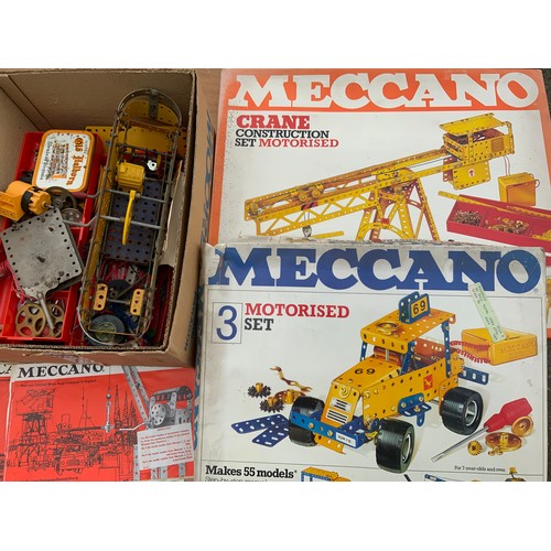 88 - A LARGE SELECTION OF MIXED MECCANO, VARIOUS COLOURS, COGS, WHEELS, SHORTS, STRAIGHTS ETC. PLUS CATAL... 