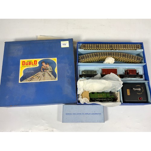 456 - HORNBY DUBLO BOXED SET, EDG 7 TANK GOODS TRAIN, IN COLLECTABLE CONDITION