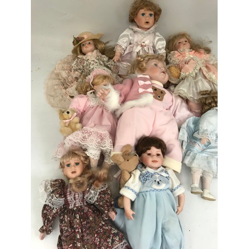 499 - 8 MODERN DOLLS