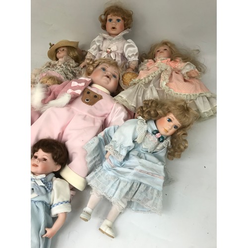 499 - 8 MODERN DOLLS