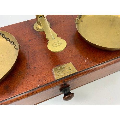 316 - AN IMPRESSIVE SET OF AVERY 20 OZ TAKE DOWN BRASS BALANCE SCALES ON MAHOGANY STAND WITH DRAWER AND SE... 