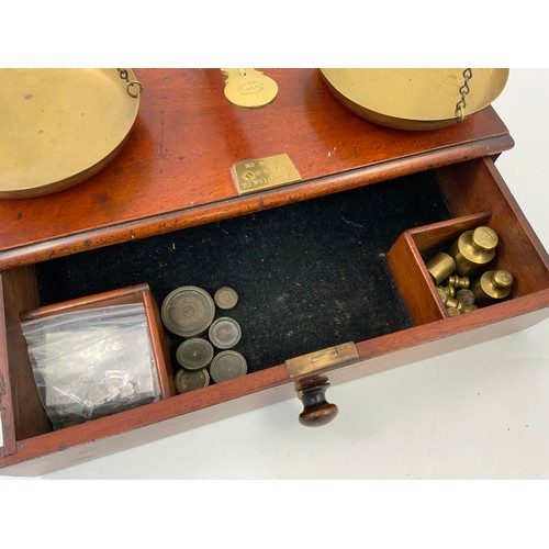 316 - AN IMPRESSIVE SET OF AVERY 20 OZ TAKE DOWN BRASS BALANCE SCALES ON MAHOGANY STAND WITH DRAWER AND SE... 