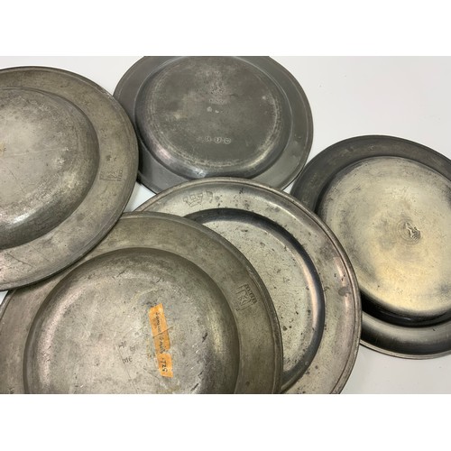 355 - A COLLECTION OF 18TH CENTURY PEWTER PLATES/ CHARGERS MOST BEARING LONDON OR OTHER TOUCH MARKS, LARGE... 