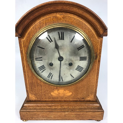 301 - OAK CASED 8 DAY MANTLE CLOCK HAVING INLAID DECORATION TO CASE, STRIKING MOVEMENT