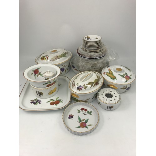 225 - MISC ROYAL WORCESTER EVESHAM WARE INC TUREEN, LARGE BOWL AND OTHERS ETC TOGETHER WITH LARGE QUANTITY... 