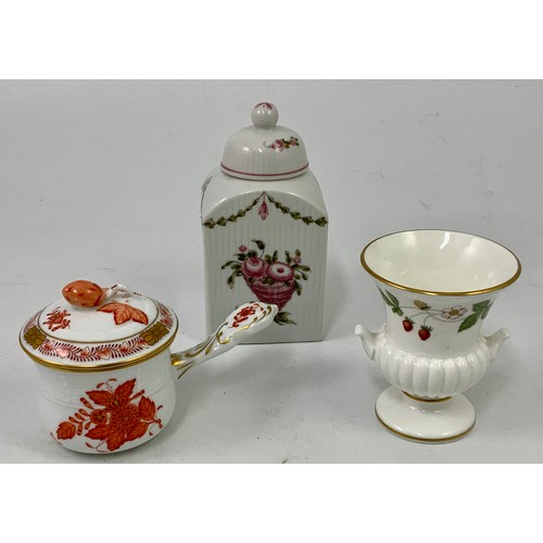 204 - MISCELLANEOUS CHINA AND PORCELAIN TO INCLUDE AN HUNGARIAN HEREND HAND PAINTED CHOCOLATE CUP WITH HAN... 