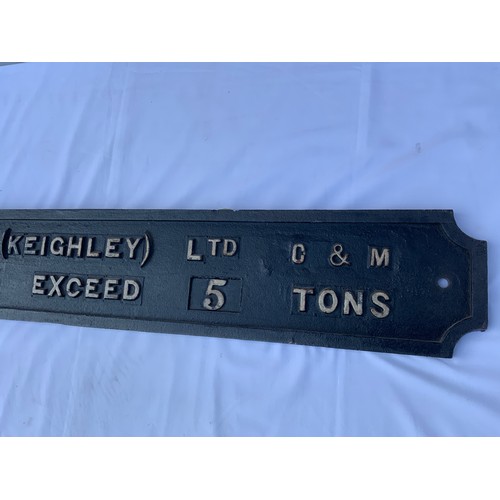 305 - CAST SIGN, JOHN SMITH (KEIGHLEY) LTD, C&M, 1944, NOT TO EXCEED 5 TONS, APPROX. 135 X 21 CM