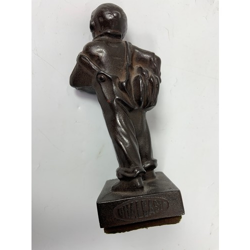 363 - QUALCAST 'SPESHUL' CAST BOOK END - BOY WITH NEWSPAPERS, 18 cm TALL, C1930’S