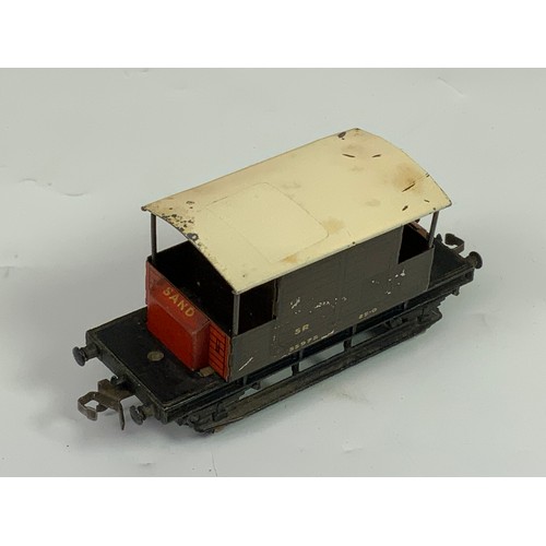 439 - HORNBY DUBLO, 27 U/B 3 RAIL FREIGHT WAGONS, INC. RARE SR BRAKE VAN, GW & SR 5 PLANK WAGONS & LIVERPO... 