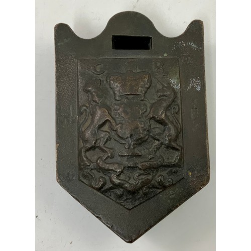 214 - GEORGE I BRONZE WOOL WEIGHT BEARING COAT OF ARMS IN RELIEF