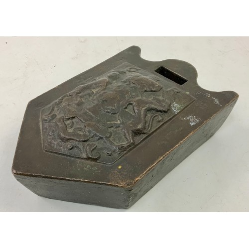 214 - GEORGE I BRONZE WOOL WEIGHT BEARING COAT OF ARMS IN RELIEF