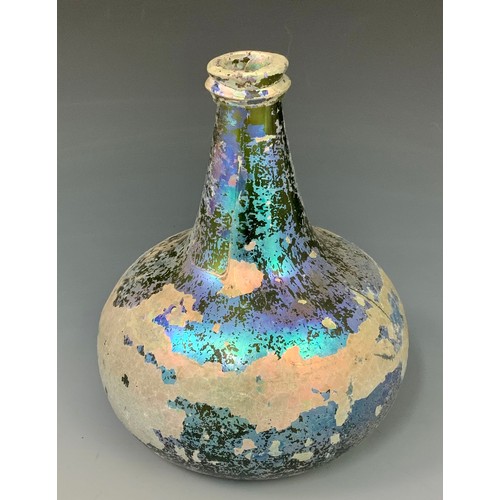 131 - A GOOD, EARLY 18TH CENTURY IRIDESCENT GLASS ONION SHAPED WINE BOTTLE