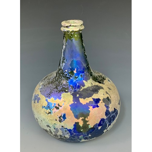 131 - A GOOD, EARLY 18TH CENTURY IRIDESCENT GLASS ONION SHAPED WINE BOTTLE