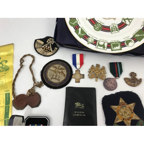 154 - VARIOUS WWII MEDALS, COMMEMORATIVES, MILITARY BADGES, BURMA STAR ASSOCIATED EPHEMERA, GENERAL SERVIC... 