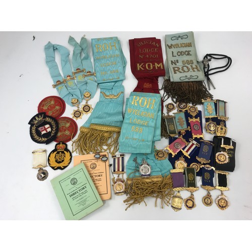 162 - RAOB MEMORABILIA TO INCLUDE SASHES AND LARGE QUANTITY OF SILVER, SILVER GILT AND OTHER JEWELS