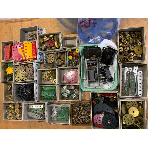 93 - MECCANO, A LARGE TRAY OF GOOD ACCESSORIES, SPINDLES, SPOKED WHEELS, GEAR WHEELS, PULLEYS, FLANGES, L... 