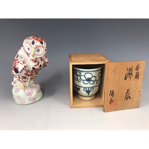 81 - ORIENTAL OWL STUDY WITH 4 CHARACTER MARK TO BASE TOGETHER WITH AN ORIENTAL CUP IN PRESENTATION BOX