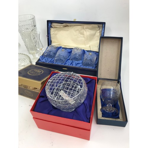 159 - GLASSWARE INCLUDING BOXED BRIERLEY ROSE BOWL, BOXED THOMAS WEBB WHISKEY GLASSES AND VARIOUS OTHER CU... 