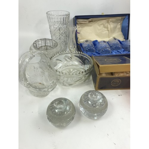 159 - GLASSWARE INCLUDING BOXED BRIERLEY ROSE BOWL, BOXED THOMAS WEBB WHISKEY GLASSES AND VARIOUS OTHER CU... 