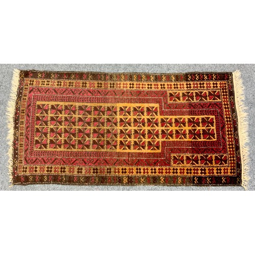 676 - RED GROUND RUG, approx. 163 x 80 cm