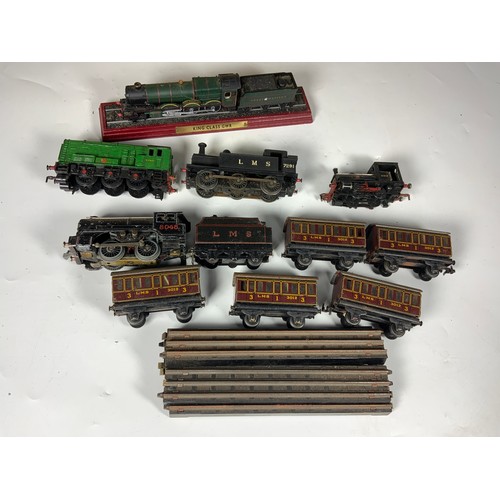 261 - TRIX TTR, TRACK, LOCOMOTIVE 8048, 5 COACHES, TRIANG JINTY