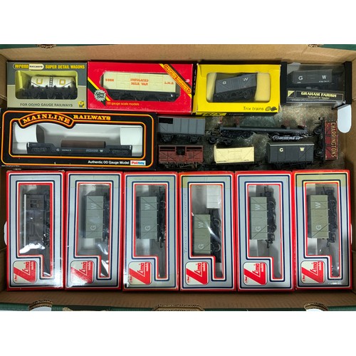 305 - 00 GAUGE MODEL RAILWAY, 6 LIMA BOXED FREIGHT WAGONS, MAINLINE, WRENN TANKER, FARISH TRIX & 6 U/B WAG... 