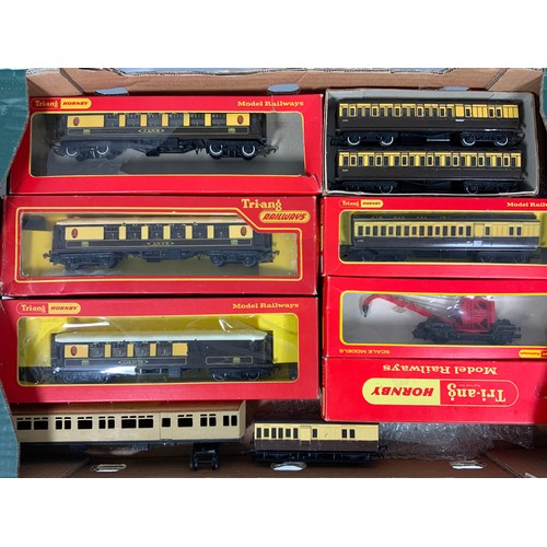 307 - TRIANG HORNBY 3 BOXED EARLY PULLMAN & 1 BOXED CLERESTORY & 2 OTHERS COACHES, PLUS BRAKEDOWN CRANE.