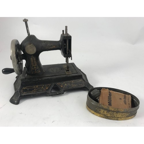 381 - A MINIATURE/TOY SEWING MACHINE